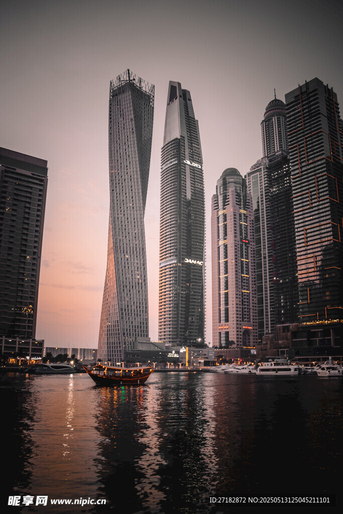 城市河畔摩天大楼夜景