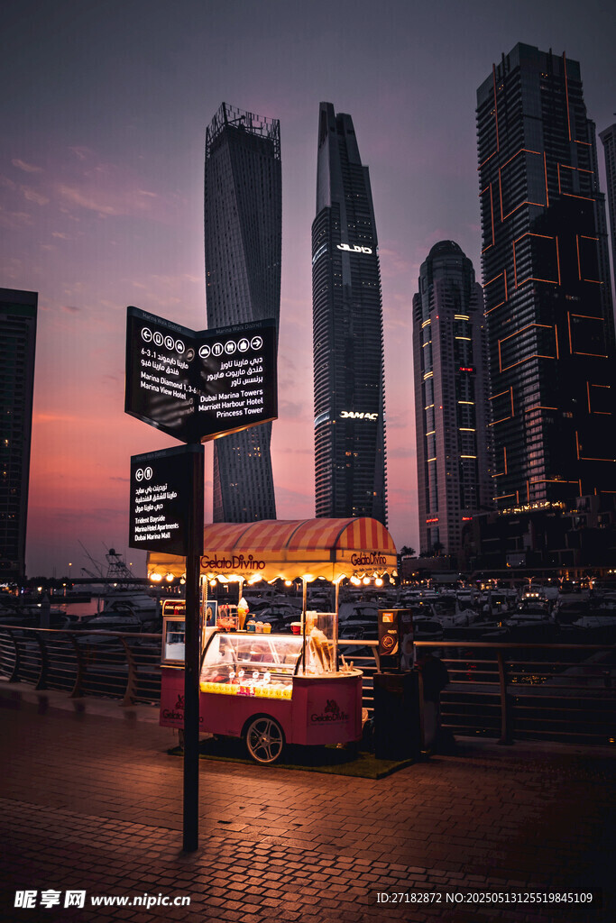 城市夜景中的复古观光车