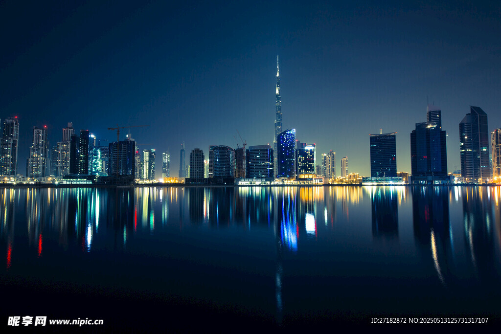 城市夜景璀璨的水面倒影