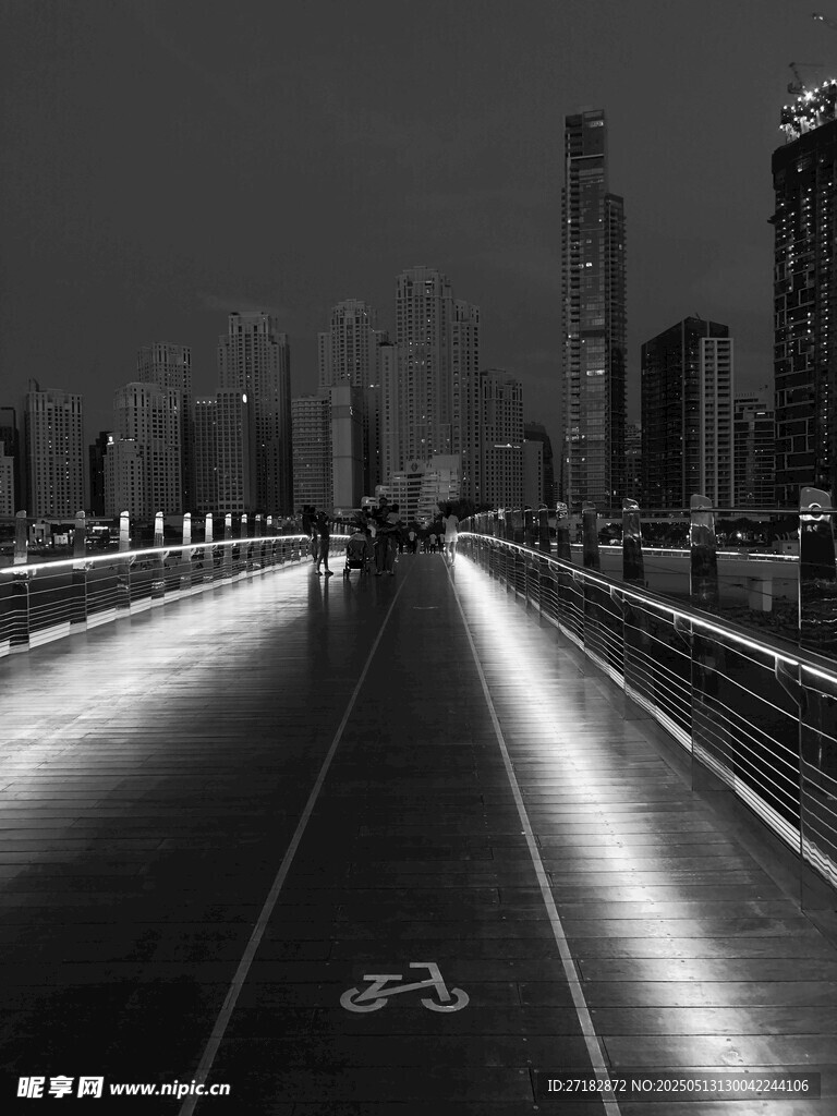 夜城公路上的骑行者