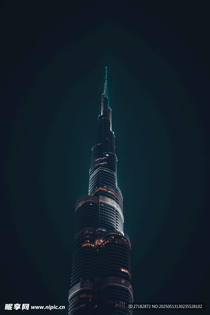 高耸入云的摩天大楼夜景