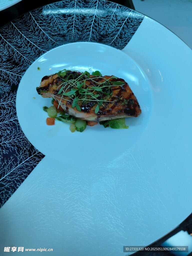精致摆盘的美味鱼肉料理
