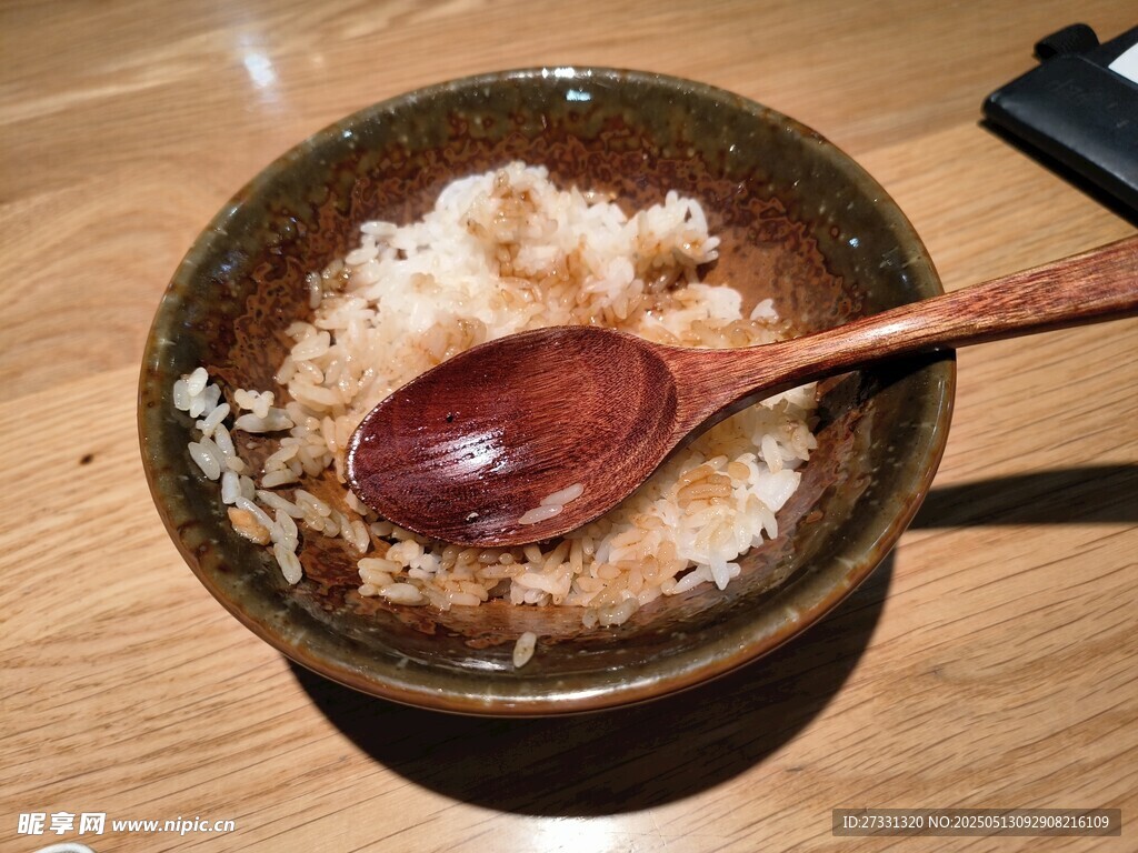 木勺盛于碗中的糙米饭