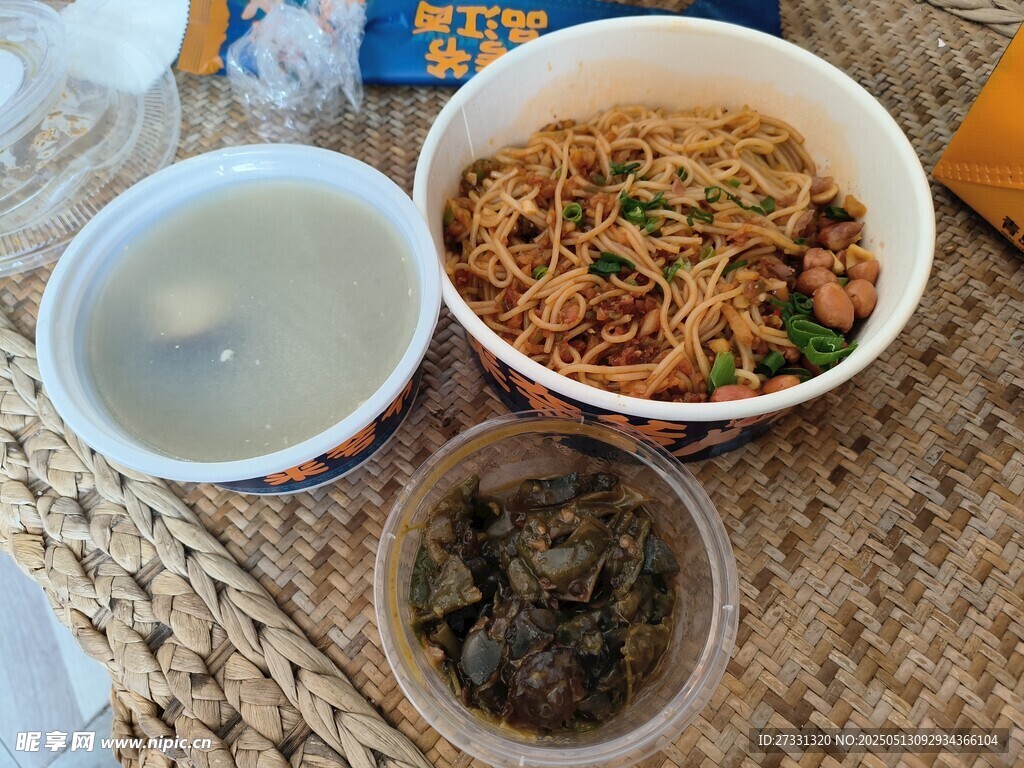 烧椒皮蛋拌粉