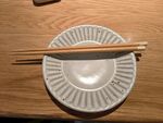 简约餐具与筷子摆放图