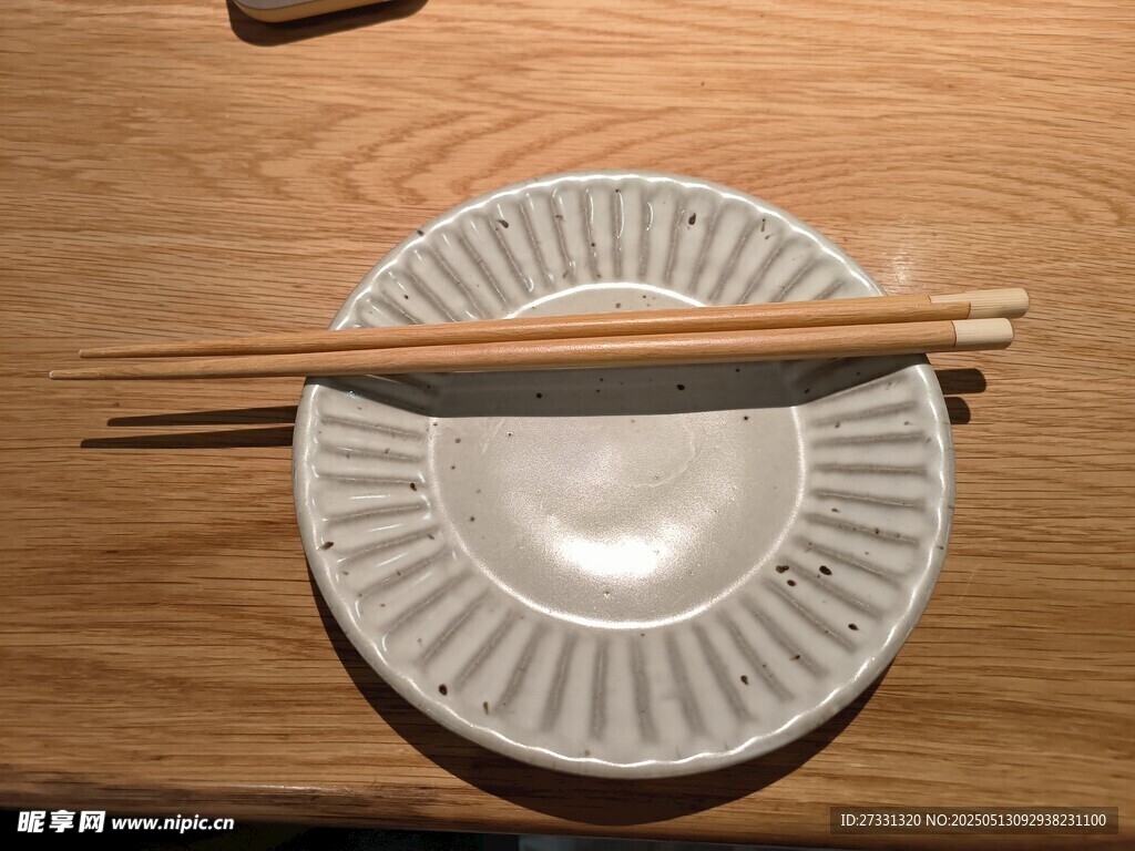 简约餐具与筷子摆放图