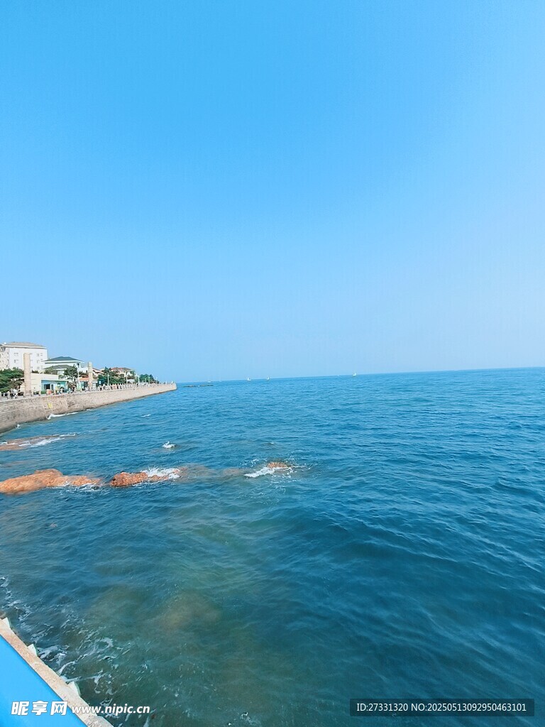 青岛碧海蓝天的美丽海滨风光