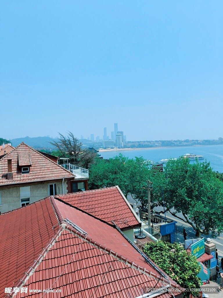 青岛海边红瓦屋顶风景