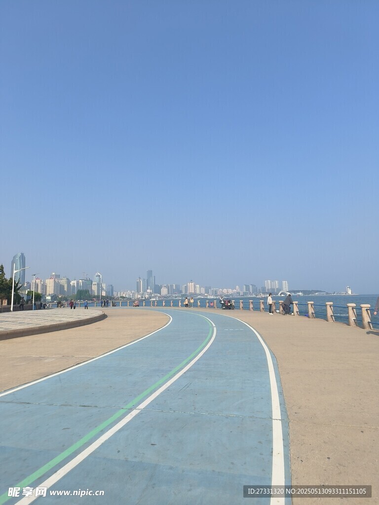 青岛海滨蓝色骑行道风景