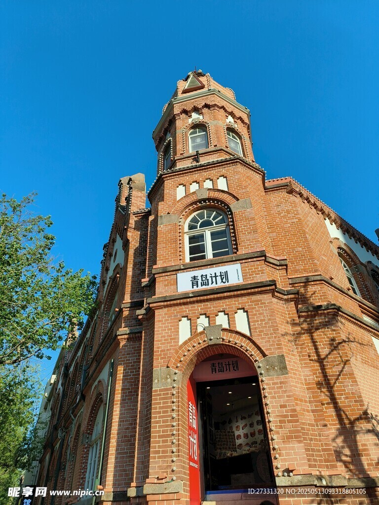 红砖塔楼建筑外观特写