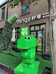 绿色恐龙雕塑前的萌奇奇店