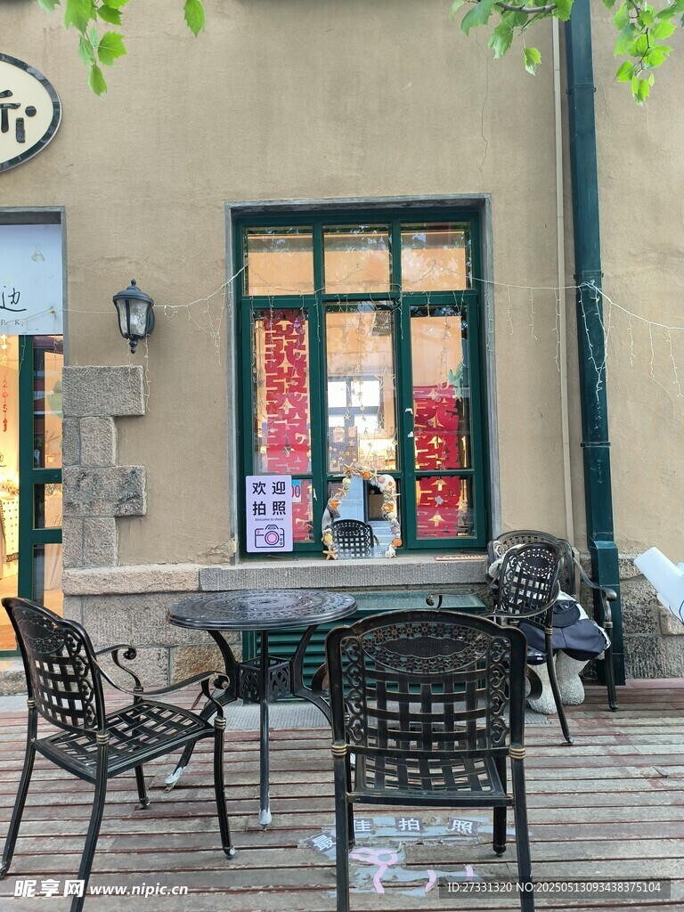 户外休闲桌椅旁的店铺