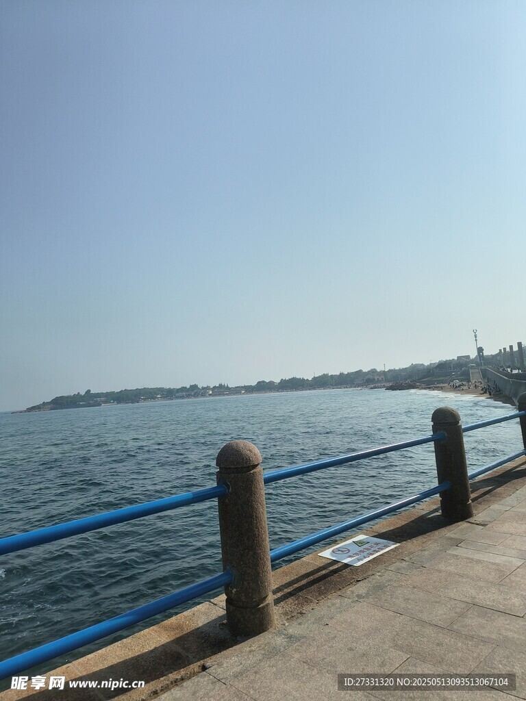 海滨护栏旁的开阔海景