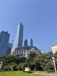 城市高楼与绿地景观