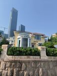 海滨豪华别墅与城市天际线
