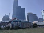 城市中低矮小屋与高楼对比
