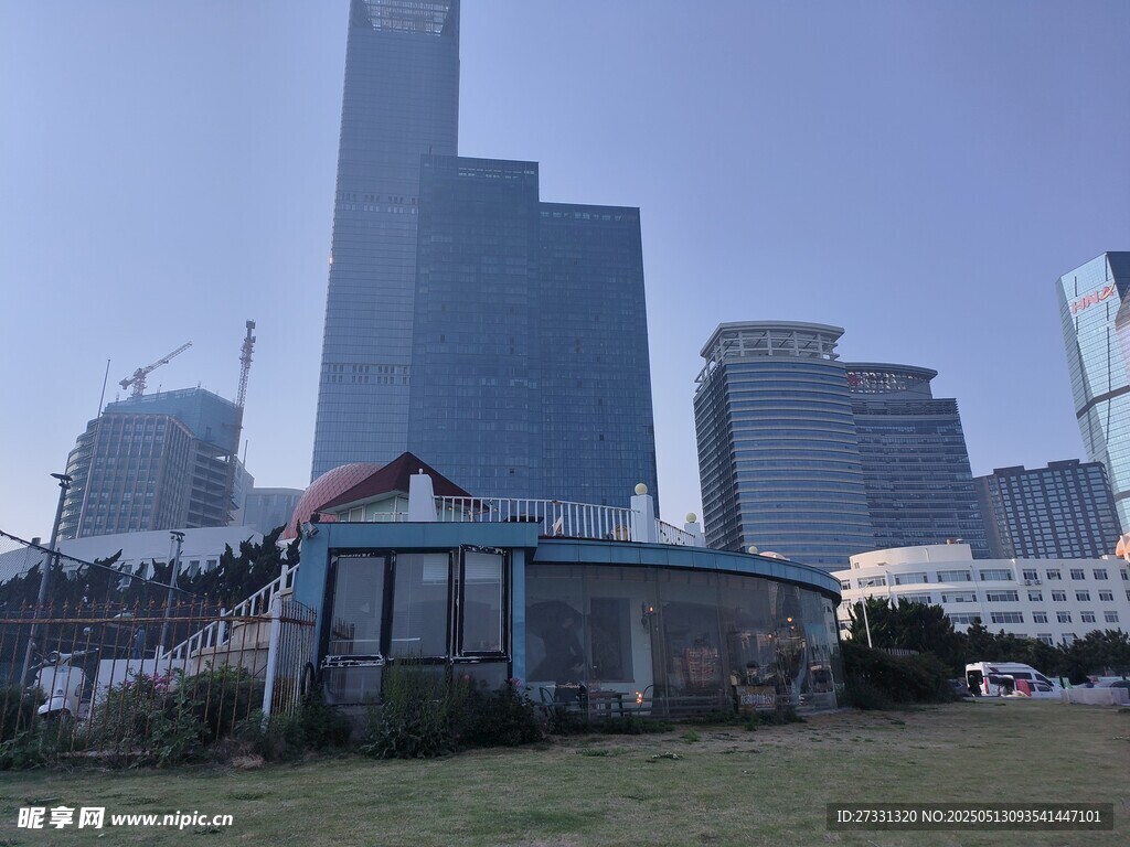 城市中低矮小屋与高楼对比