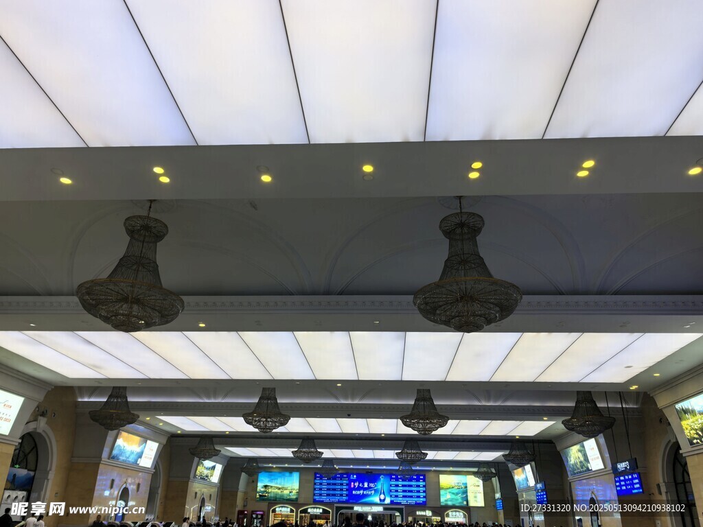 室内明亮吊顶及灯具场景