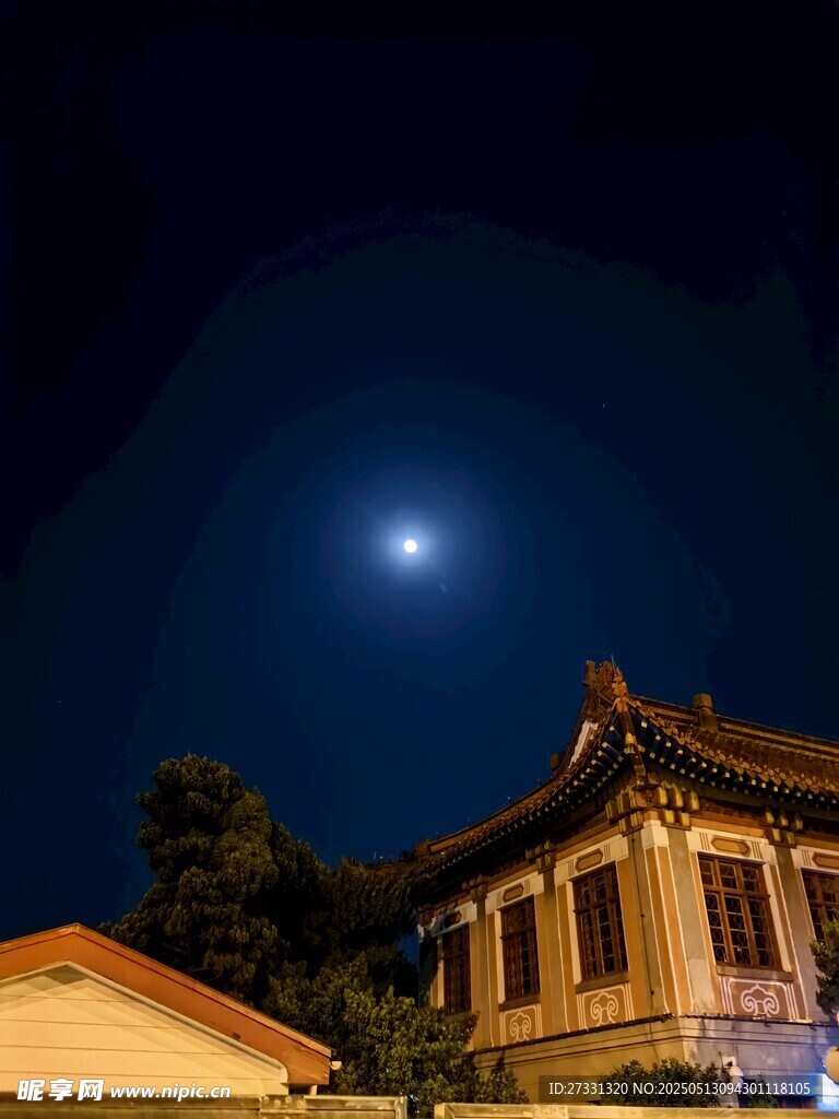 月夜下的中式古建筑