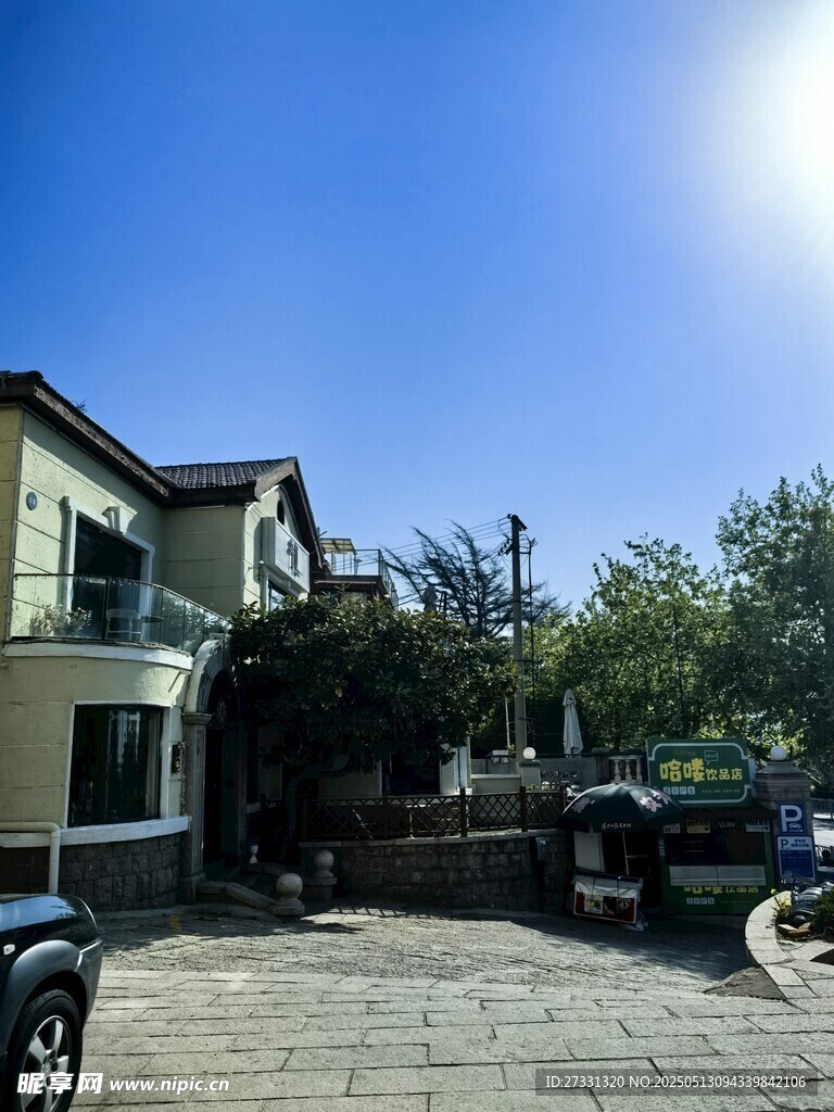 阳光照耀下的温馨住宅区