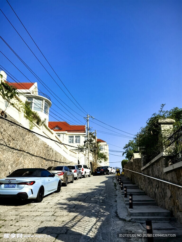 依山傍海的静谧街道