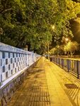 青岛夜晚河畔的静谧步道