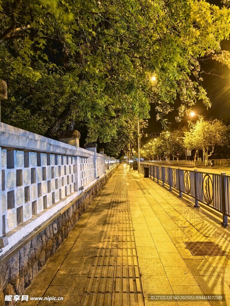青岛夜晚河畔的静谧步道