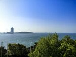 青岛海滨风光远眺海中建筑