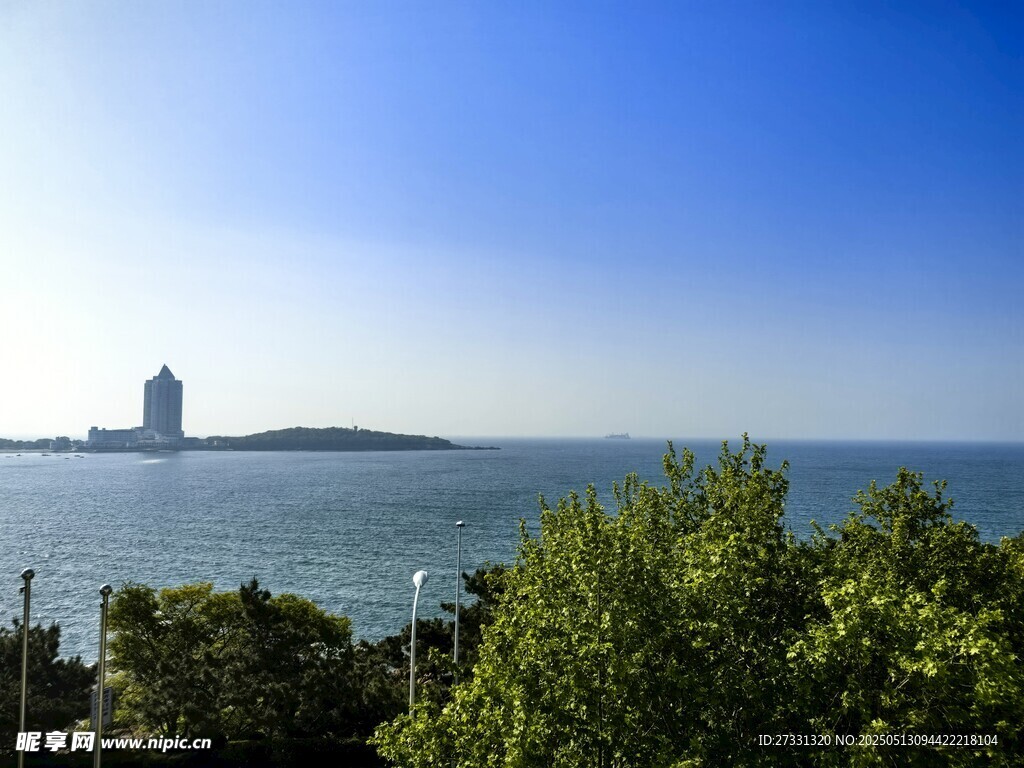 青岛海滨风光远眺海中建筑