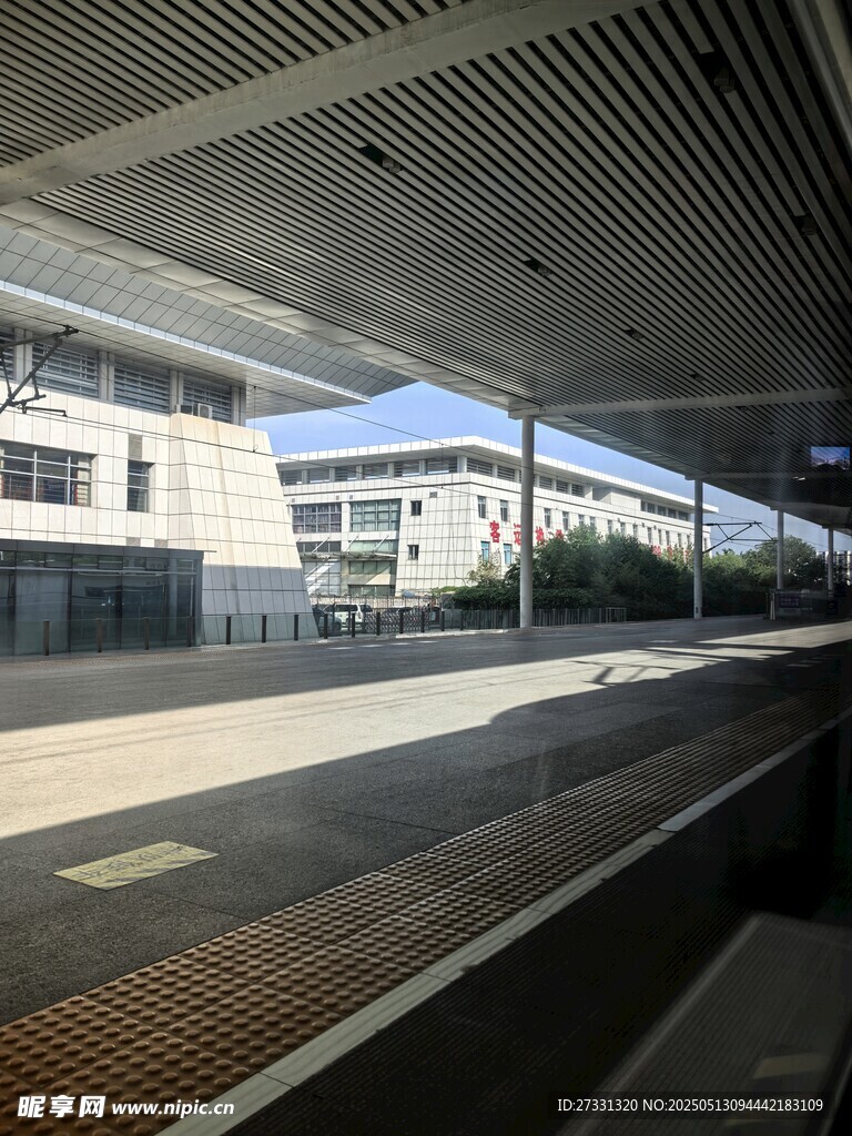 空旷的火车站台场景