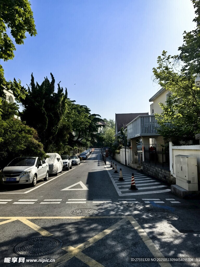 青岛宁静街道的日常景象