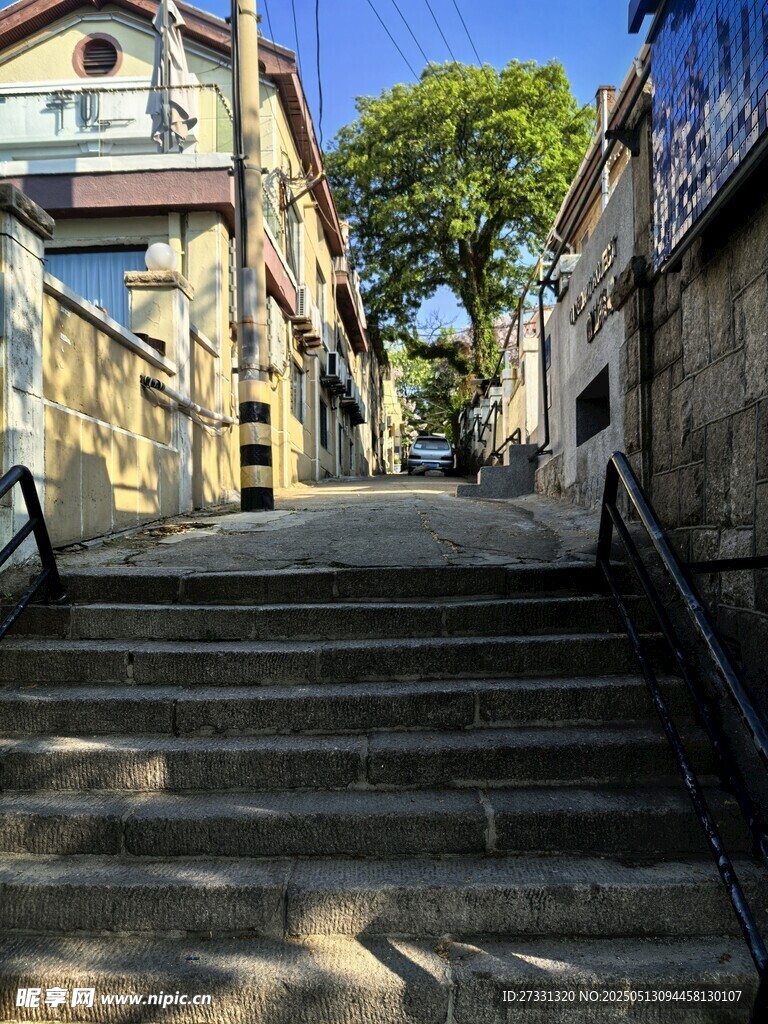狭窄石阶小巷的静谧景致