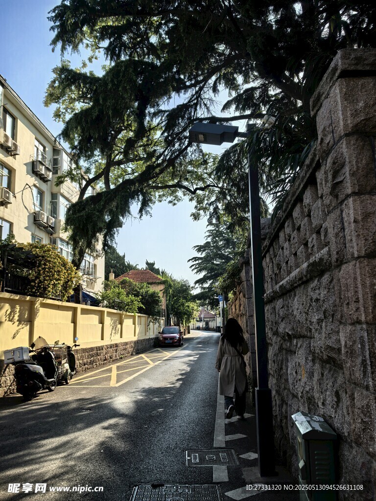 宁静小巷的午后光影