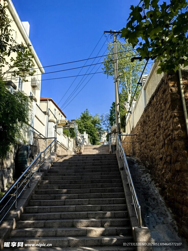 狭窄石阶小巷风景