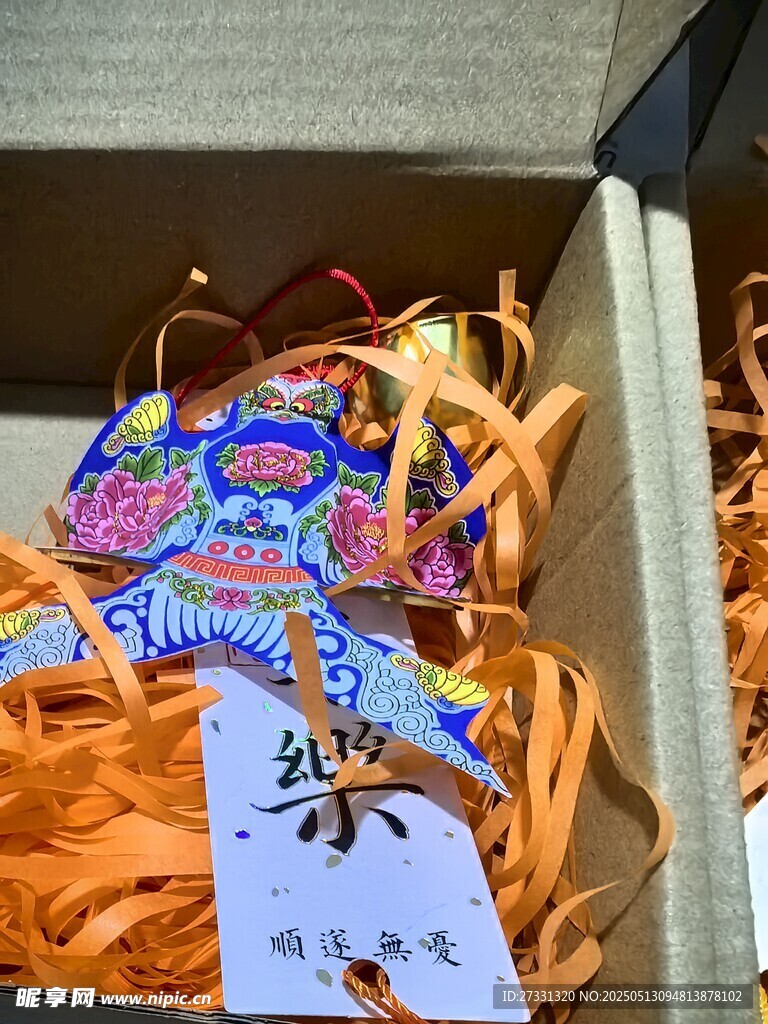 彩色手工艺品置于纸盒中