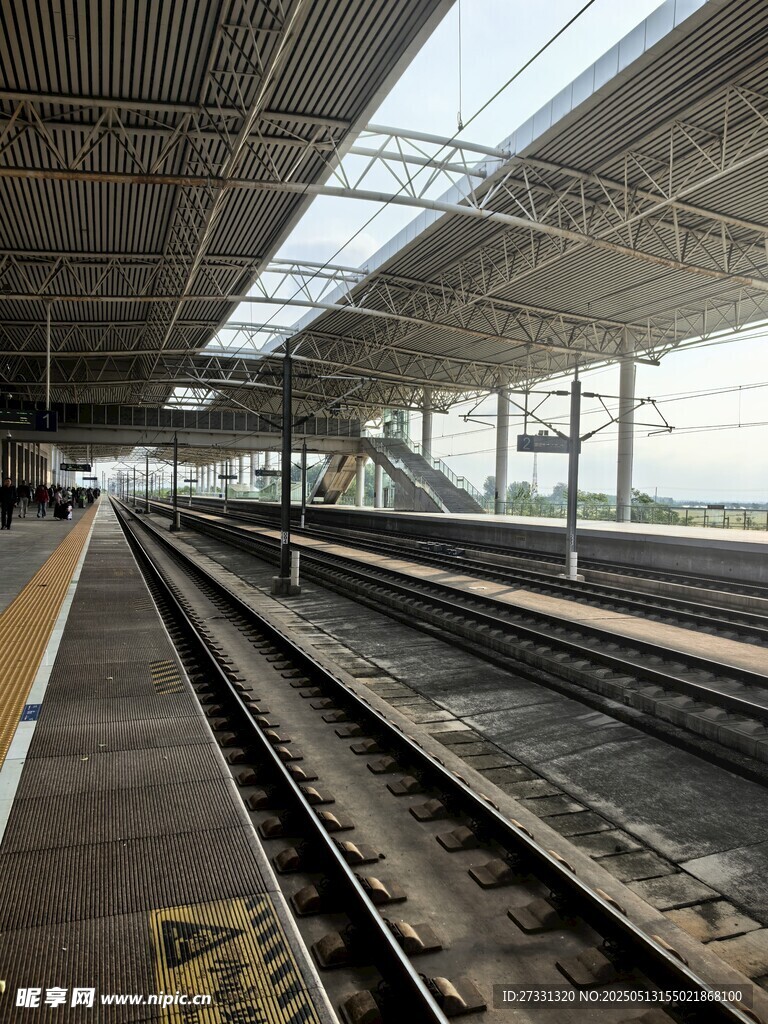 空旷的火车站铁轨场景
