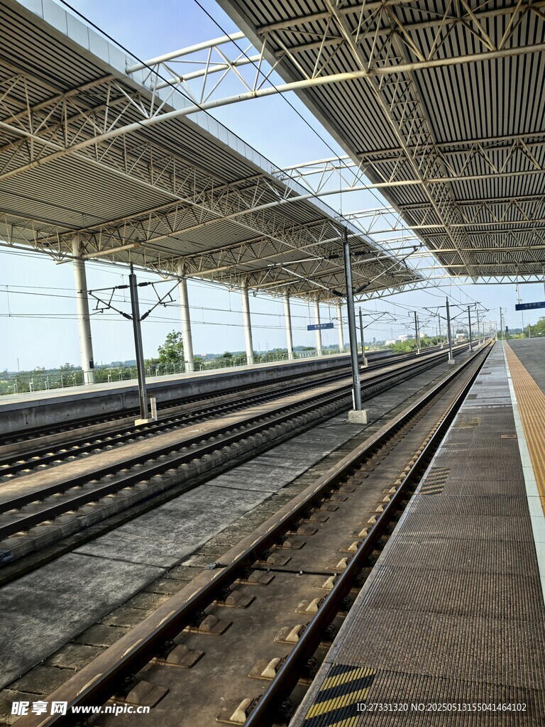 空旷的铁路站台场景