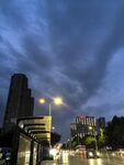 夜幕下的城市街道景象