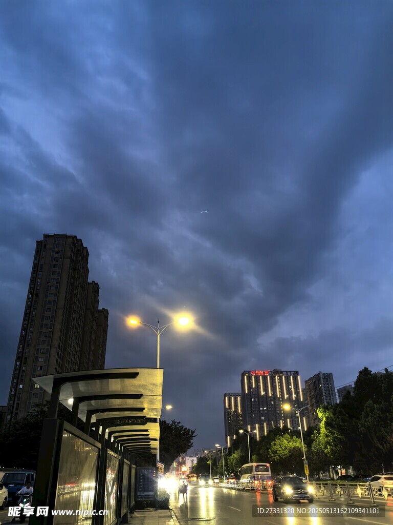 夜幕下的城市街道景象