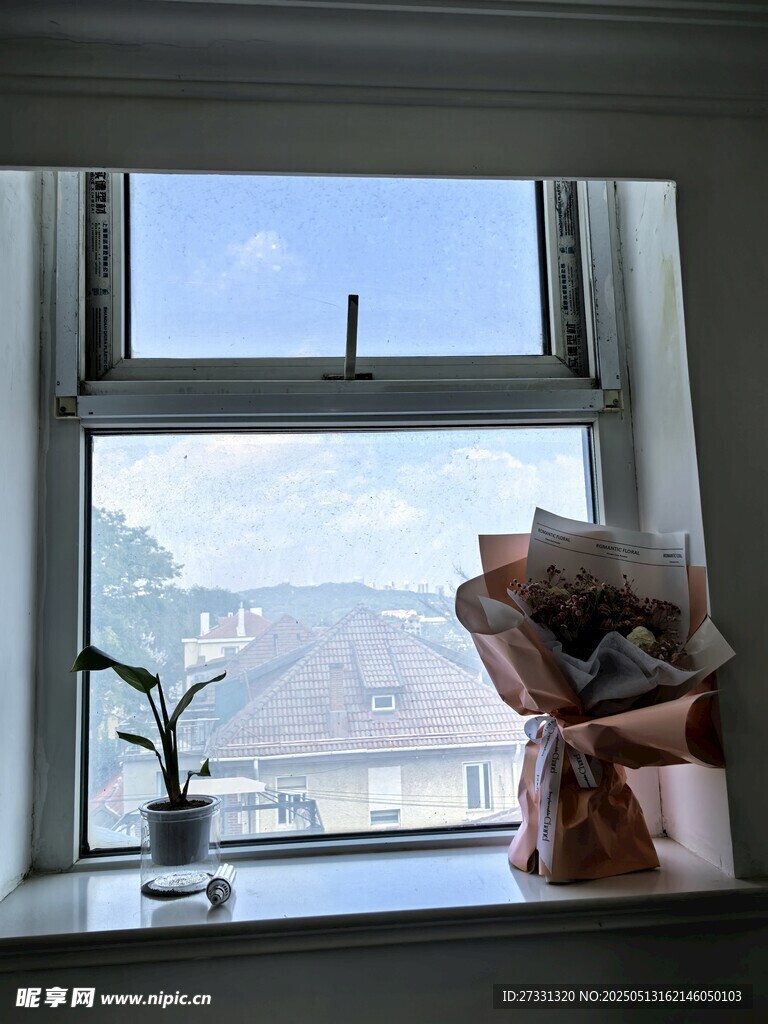 窗边花束与远山景致