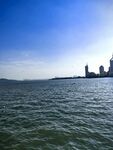 海上远眺城市天际线