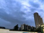乌云下的城市高楼景观