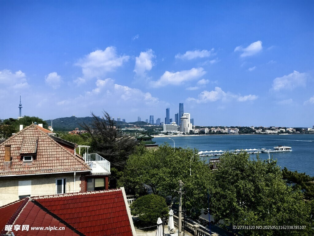 海滨城市风光远眺