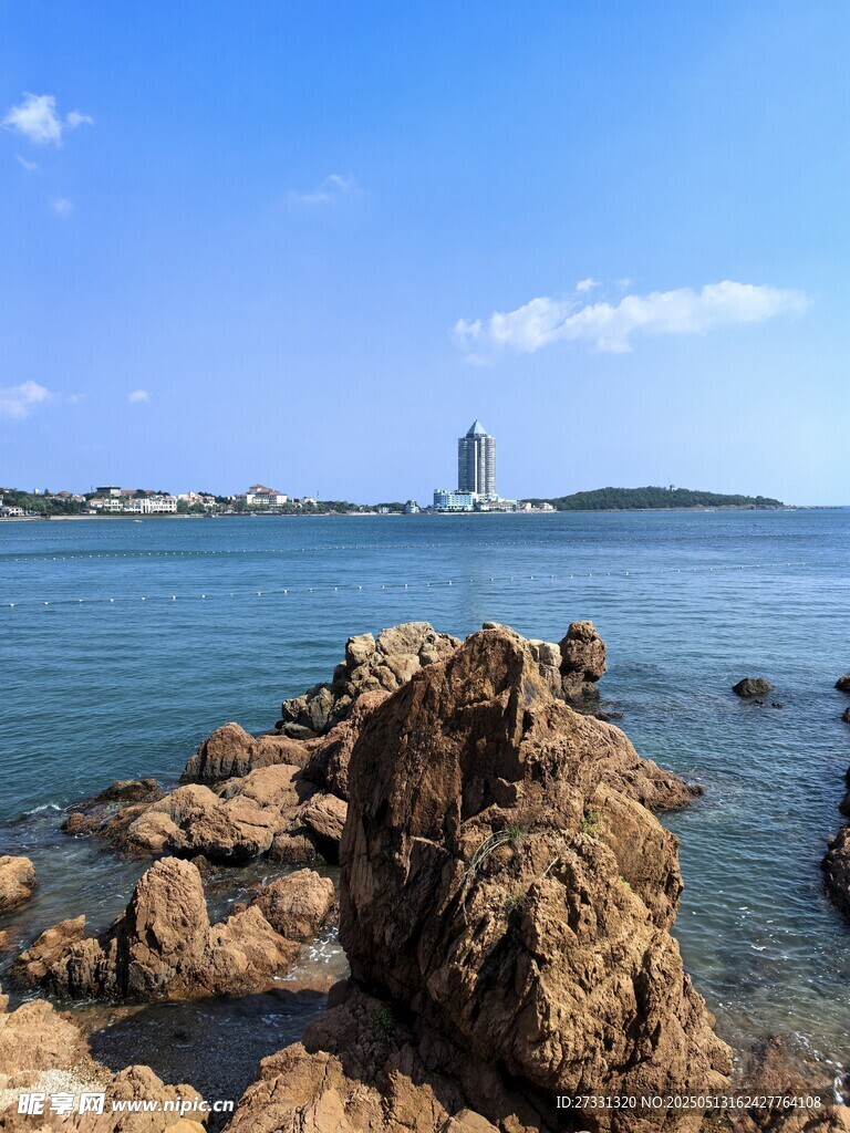 青岛海边礁石与远处高楼美景