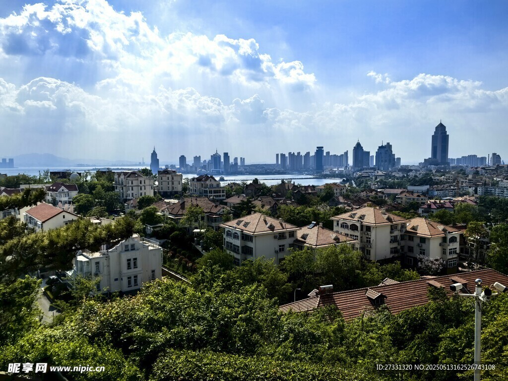 青岛城市与绿树相映的美丽景致