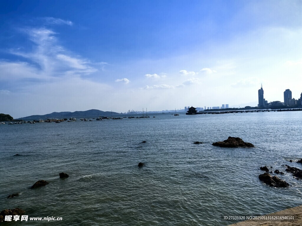 海滨城市风光远眺