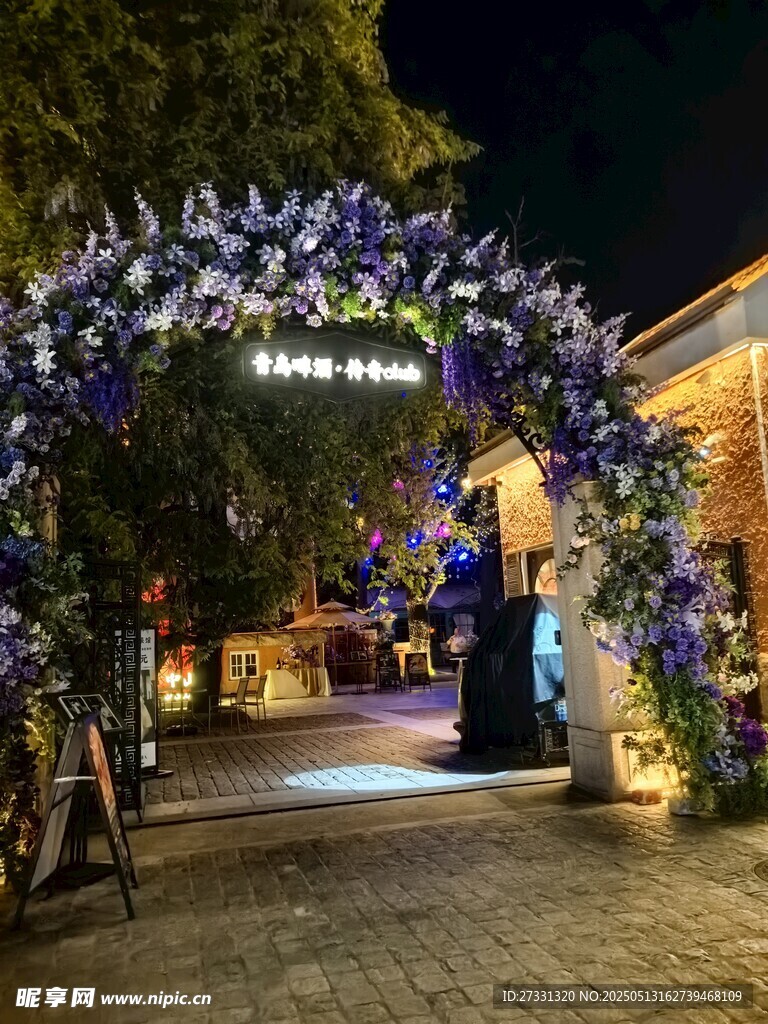 夜晚浪漫花卉装饰拱门
