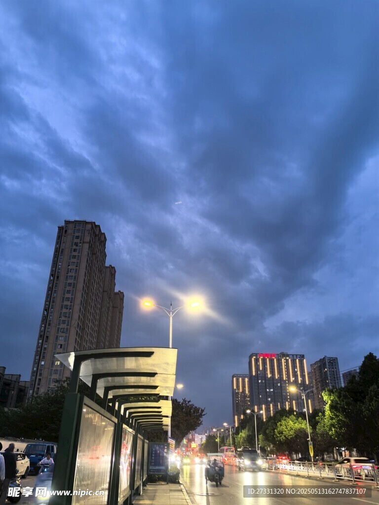淮南城市傍晚街道的迷人景象