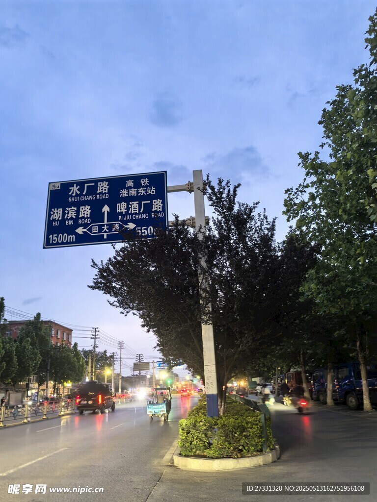 城市道路指示牌及周边景象