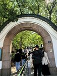 小鱼山景区拱门处的热闹景象